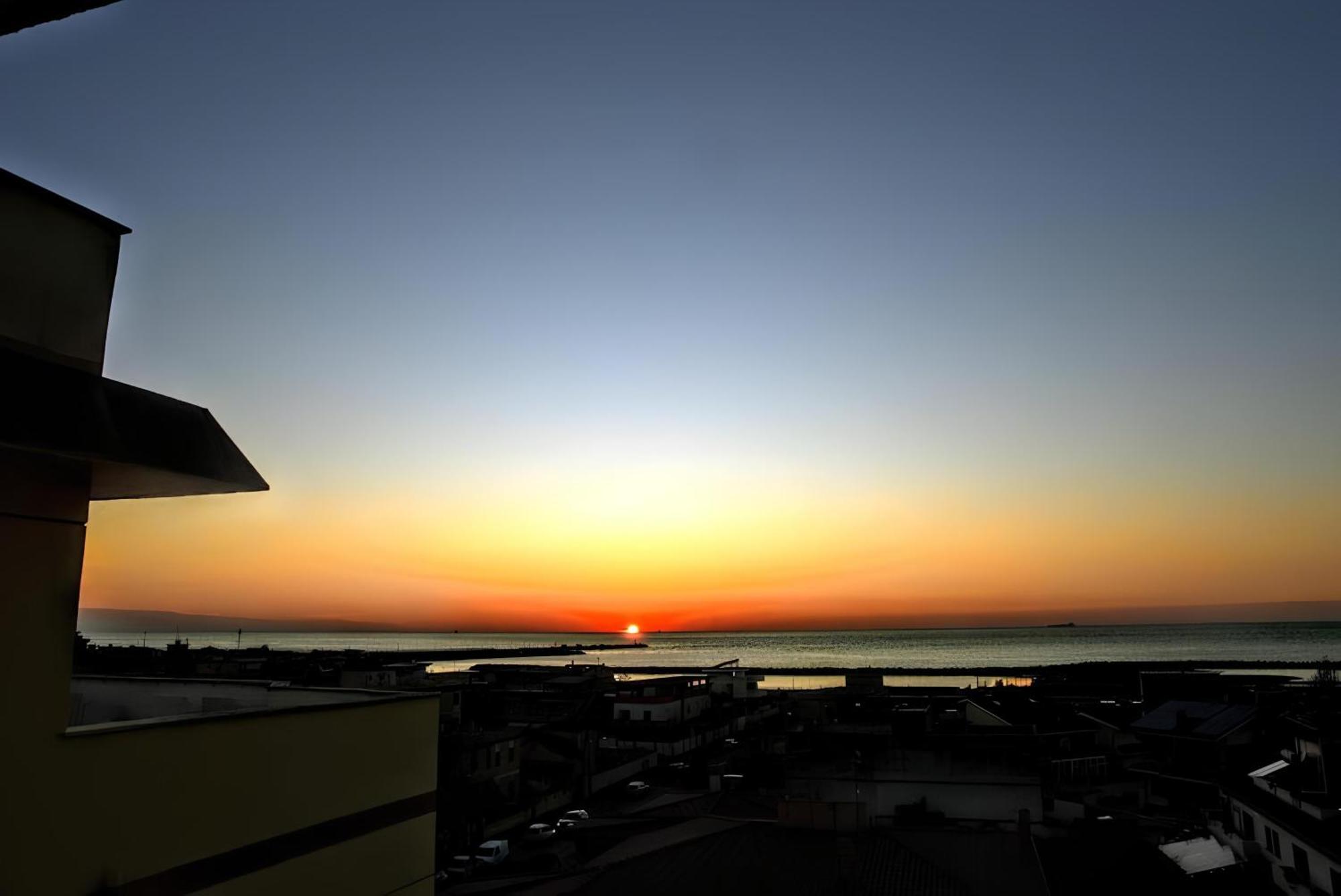 Apartamento Vuel Sea View House -10 Minutes From The Airport Fiumicino Exterior foto