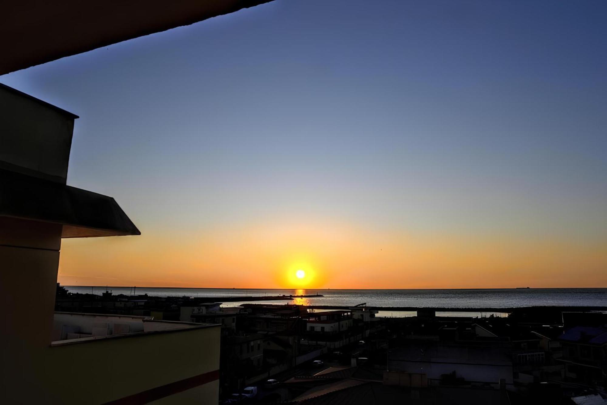 Apartamento Vuel Sea View House -10 Minutes From The Airport Fiumicino Exterior foto